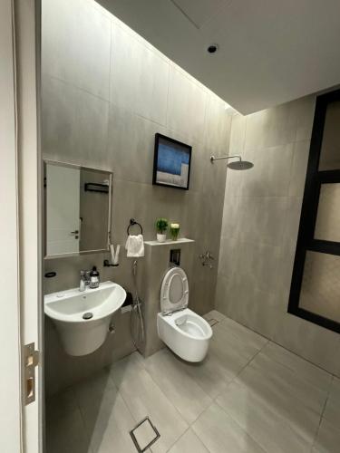 ein Bad mit einem WC und einem Waschbecken in der Unterkunft غرفة وصالة بتصميم فندقي in Riad