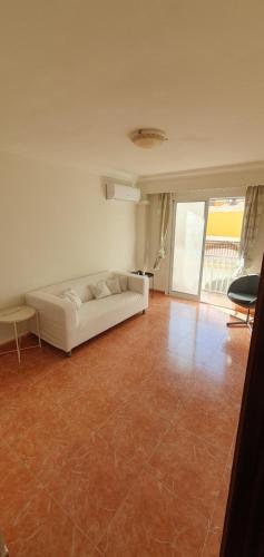 a living room with a white couch and a tile floor at Apartamento Fuengirola Centro in Fuengirola
