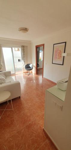 a living room with a couch and a table at Apartamento Fuengirola Centro in Fuengirola