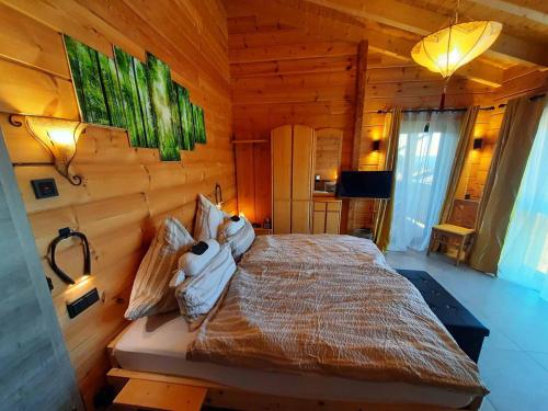 ノイシェーナウにあるBlockhaus am Baumwipfelpfadの木製の壁のベッドルーム1室