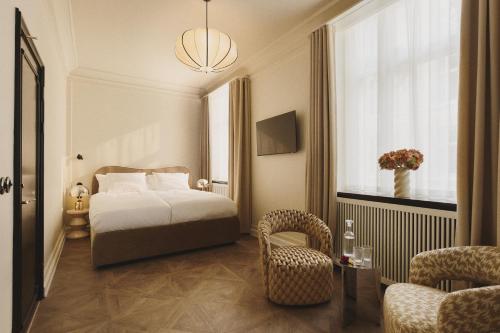 ein Hotelzimmer mit einem Bett und einem Stuhl in der Unterkunft Hotel Bella Grande in Kopenhagen