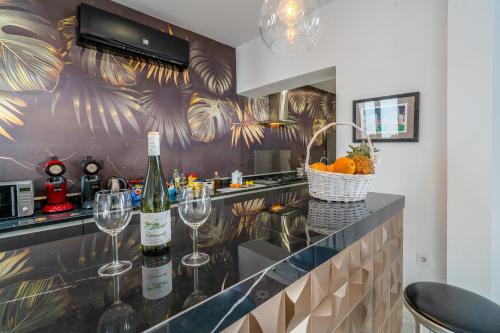 a kitchen with two bottles of wine and wine glasses at CASA DE LA SEÑORA in Palma del Río