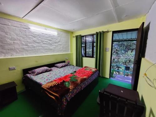 um quarto com uma cama com flores em Narayan valley resrot & hotel Sonparyag em Trijugi Nārāyan
