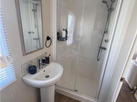 Ванна кімната в The willerby whitetower Caernarfon