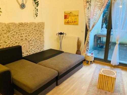 une chambre avec un grand lit et une fenêtre dans l'établissement Appartement avec terrasse, Arena Paris sud 7 km, à Clamart