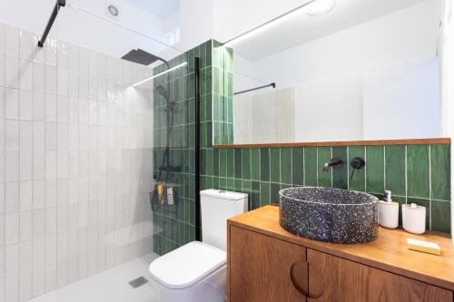 Un baño con un inodoro blanco y un lavabo. en Home2Book Bright Sea Views Apartment & Pool, en Bajamar