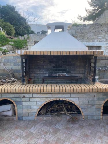 een bakstenen oven met sneeuw erop bij Manousos Guest House in Heraklion