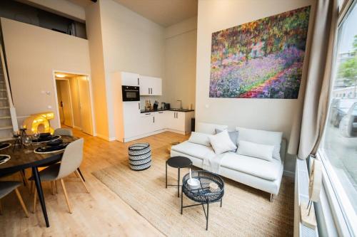 ロッテルダムにあるBeautiful 2-bedroom apartment 76m2 BSh-27のリビングルーム(白いソファ、テーブル付)