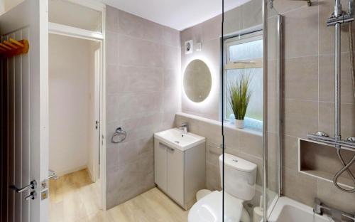 een badkamer met een toilet en een glazen douche bij St Ives Bluebell Cottage in St Ives