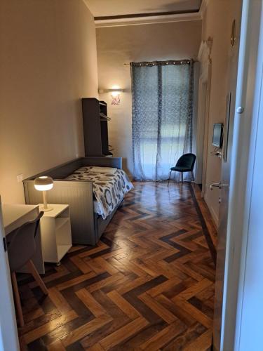una camera con letto, scrivania e sedia di Loca a Torino
