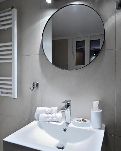 Modern Two Bedroom Apartment At Koukaki