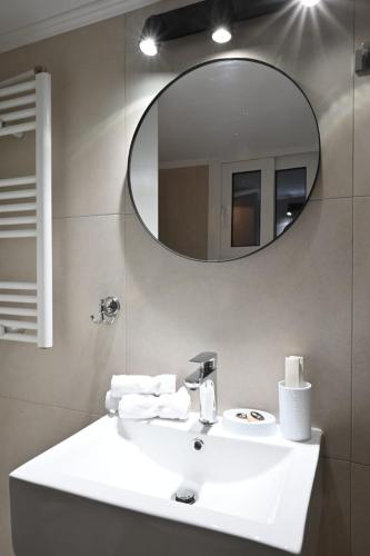 Modern Two Bedroom Apartment At Koukaki