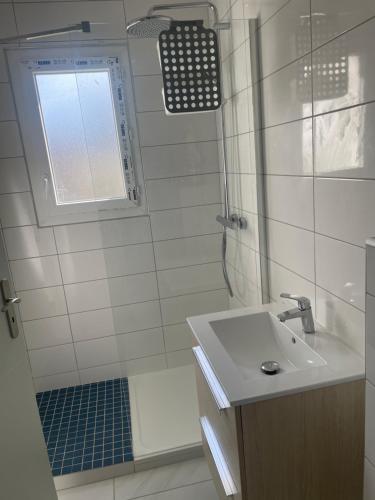 une salle de bain blanche avec un lavabo et une douche dans l'établissement Studio indépendant accolé/villa, à Avignon