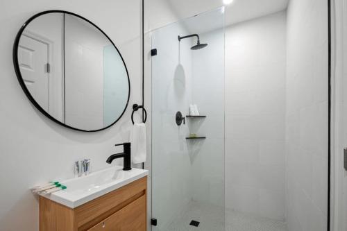 Spacious 2 BR @Sailboat Bendにあるバスルーム
