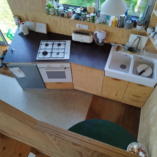 - une vue de tête sur une cuisine équipée d'une cuisinière et d'un évier dans l'établissement Beautiful wood house and view, à Audierne