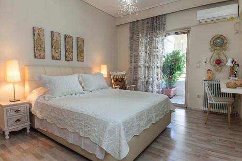 雅典的住宿－Stylish Athinas House in Kallithea，卧室配有一张床和一张桌子及椅子