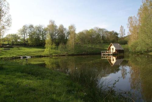 une petite maison au milieu d'un lac dans l'établissement Cabane sur Pilotis - Les Demoiselles, à Saint-Didier-sur-Arroux