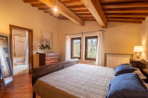 Un pat sau paturi într-o cameră la Villa la Fornace