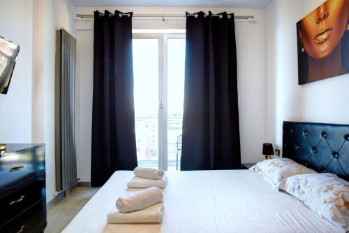 En eller flere senge i et værelse på Aparthotel Ella Mamaia