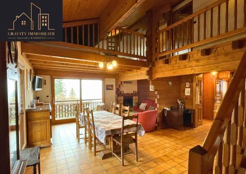 une salle à manger avec une table et des chaises dans une cabine dans l'établissement Chalet 4 pièces + Mezzanine , Les Carroz, aux Carroz d'Arâches