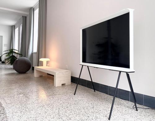 TV de pantalla plana en un stand en la sala de estar en zehuus - historical charm 70qm, en Colonia