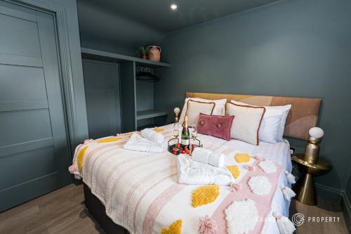 um quarto com uma cama com um cobertor rosa e branco em Modern & stylish 1 bed, 10 min to beach and town, parking - Just Beachy em Bournemouth