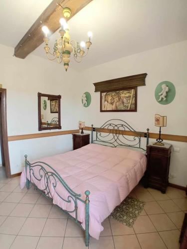 1 dormitorio con 1 cama con manta rosa en Casa Serafina trilocale con arredi d'arte e parcheggio privato, en Orvieto
