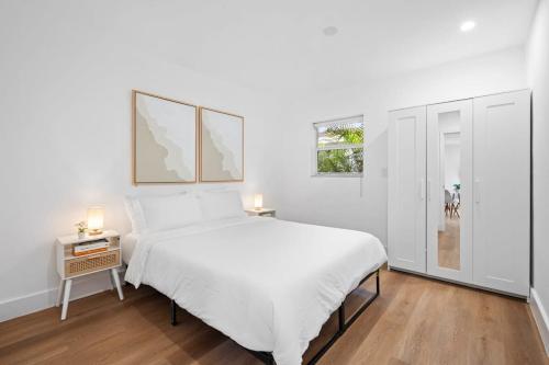 biała sypialnia z dużym łóżkiem i stołem w obiekcie Awesome 1BR Apartment @Sailboat w mieście Fort Lauderdale