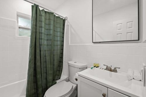 W łazience znajduje się toaleta, umywalka i lustro. w obiekcie Awesome 1BR Apartment @Sailboat w mieście Fort Lauderdale