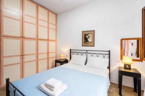 1 dormitorio con 1 cama grande y 2 mesitas de noche en Kazamia Apartments with Sharing Pool, en Agia Fotia