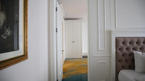a hallway with a door leading into a room at Grand Hotel Belushi in Boge