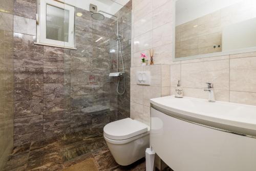 Tribalj的住宿－Apartments Margita 2，浴室配有卫生间、盥洗盆和淋浴。