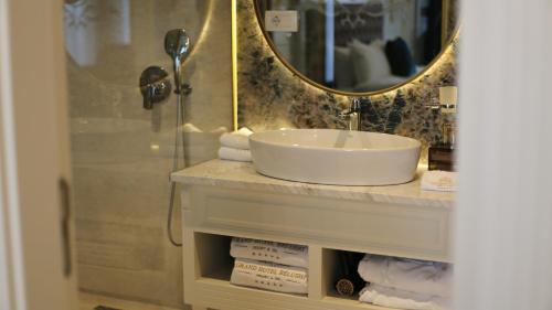 a bathroom with a sink and a mirror at Grand Hotel Belushi in Boge