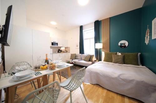 een kamer met een bed, een tafel en een bank bij Cavallo Business M - 1BD Apartments City Center in Praag