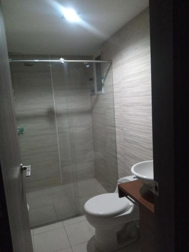 ein Bad mit einer Dusche, einem WC und einem Waschbecken in der Unterkunft Altea in Popayan