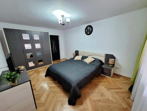 Un pat sau paturi într-o cameră la Ego Residence Alba Iulia