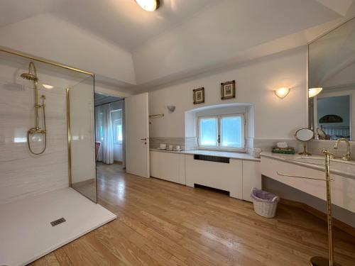 La grande salle de bains est pourvue d'une douche et d'un lavabo. dans l'établissement Villa Doria 16Pax Waterfront by VILLASRETREATS, à Portovenere