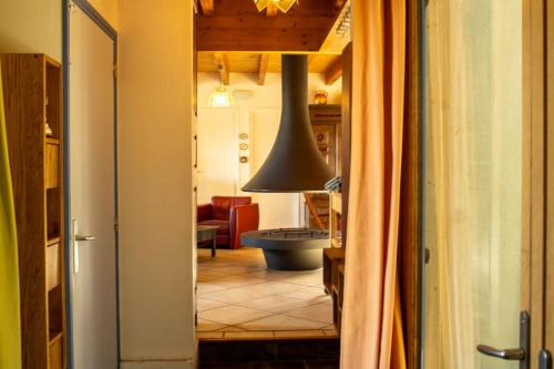 - une vue sur une cuisine depuis un couloir dans l'établissement LA Camélia/au calme/vue mer, à Roscanvel