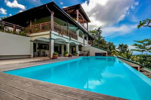 una casa con una piscina blu di fronte di Studio Amigos a Le Diamant