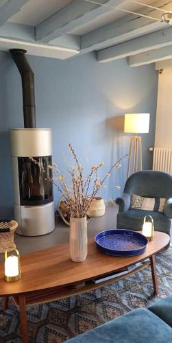 un salon avec une table basse et une cheminée dans l'établissement Maison 10 personnes à 10 minutes à pieds de la plage, à La Baule