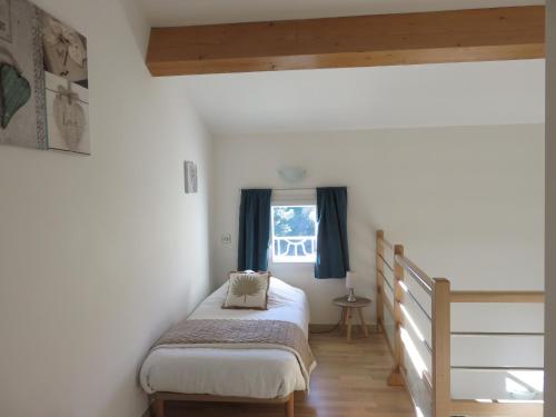 Habitación pequeña con cama y ventana en Les Clos De La Vigne, en Vals-les-Bains