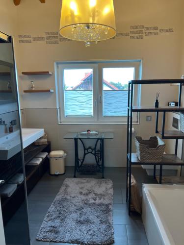 Dielheim的住宿－Spacy 3 Bedroom plus Sleeping couch Apartment Work&Travel close to Heidelberg，带浴缸、水槽和桌子的浴室