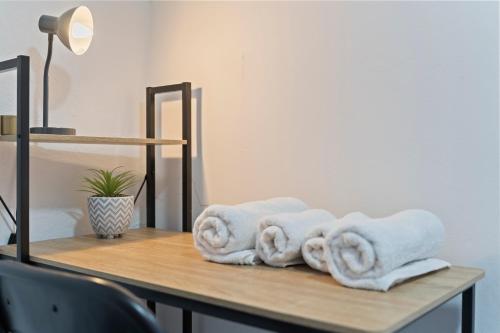 een stapel handdoeken zittend op een tafel bij STAYZED N - NG7 Cosy Home, Free WiFi, Parking, Smart TV, Next To Nottingham City Centre, Ideal for Long Stays, Lots of Amenities in Nottingham