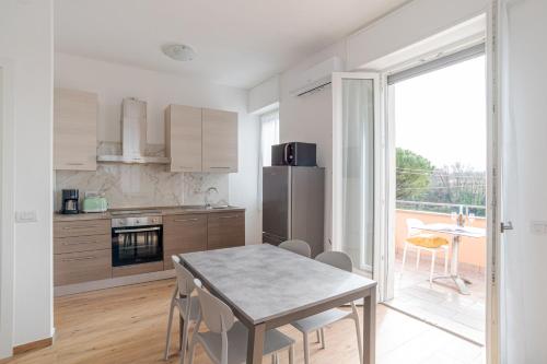 Kuchyň nebo kuchyňský kout v ubytování Roomy and bright apartments with terrace!