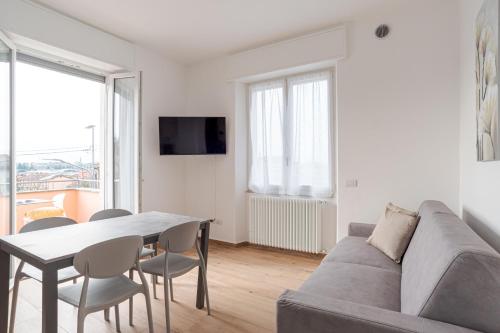 TV a/nebo společenská místnost v ubytování Roomy and bright apartments with terrace!
