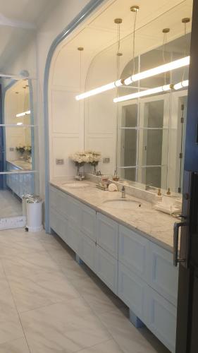 a bathroom with two sinks and a large mirror at Espana Condo Resort Pattaya Sai2 in Pattaya South