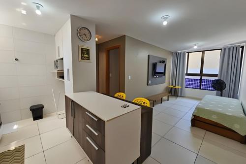 a room with a bed and a desk in a room at BIG 1 dorm com garagem FIXA, a 300m da PRAIA de Intermares in Ilha da Restinga
