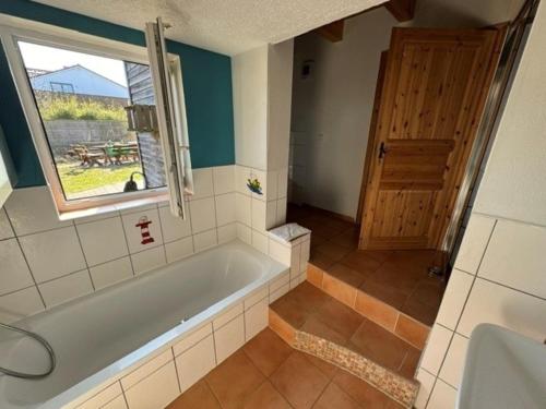 uma casa de banho com uma banheira e uma janela em Haus Bade em Stralsund