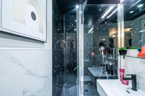y baño con ducha y lavamanos. en Apartments WS Louvre - Saint-Germain, en París