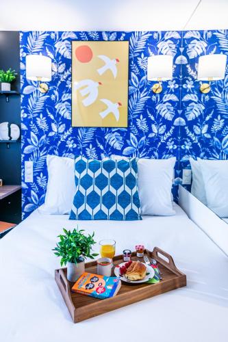 - un plateau de nourriture au-dessus du lit dans l'établissement WS Louvre - Saint-Germain, à Paris